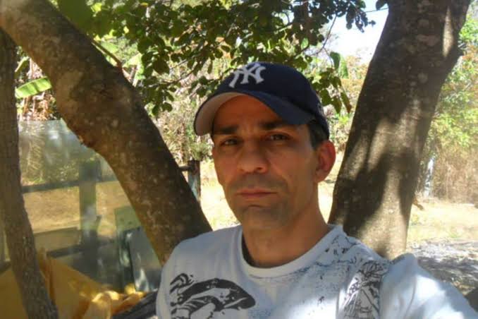 douglasprotazio's tweet photo. 💣 Em menos de uma semana, o Distrito Federal registrou dois casos de morte durante abordagens policiais, levantando preocupações sobre a atuação das forças de segurança na capital. No primeiro caso, ocorrido no sábado (10), Rodrigo Moreira Figueiredo (foto), um servidor dos Correios de 63 anos, foi morto pela Polícia Militar durante uma perseguição na Asa Norte, após ser acusado de assediar três mulheres em um bar. Ele foi atingido por um disparo enquanto estava dentro do veículo. No segundo caso, na madrugada de segunda-feira (12), um sargento da Polícia Militar foi baleado na cabeça e morreu após reagir a uma abordagem policial dentro de um motel em Taguatinga Sul.