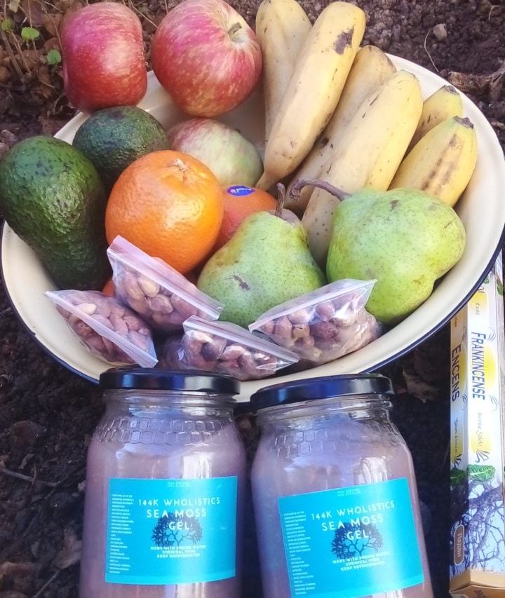 Your monthly order is ready for delivery 🚘📍🏡 
Siyathokoza 🙌🏿 
#fruitcombos 🍐🍊🥑🍌🍎
#freshfruits 😋
#seamoss 🌊
#alignment 🌞🧘🏿‍♀️💜