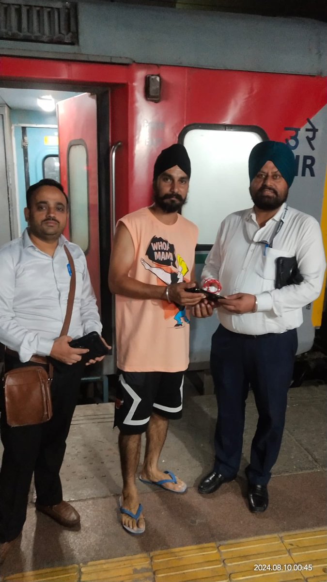 <a href="/GM_NRly/">GM Northern Railway</a> <a href="/drm_umb/">UMB Division NR</a> <a href="/srdcmambala/">Sr DCM Ambala</a> चेकिंग स्टाफ़ ट्रेन में टिकट चेक के साथ यात्री की काफ़ी मदद भी करते है ऐसा ही दिनाँक10/8/24को ट्रेन12456सीटB4 20के यात्री का खोया हुआ मोबाइल चेकिंग स्टाफ़ को मिला जिसको चेकिंग स्टाफ़ ने यात्री तक पहुँचाया गुरुचरण सिंहCIT व हितेश कुमार डिप्टीCIT BTI