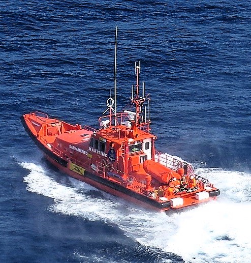 salvamentogob's tweet image. Embarcación comunica a nuestro centro #Tenerife avistamiento cayuco en proximidades #LasGalletas
Se moviliza la salvamar Alpheratz que avista el cayuco e informa que podrían ir entre 150/170 personas, en aparente buen estado.
Escolta a #LosCristianos. Recuento oficial en tierra.