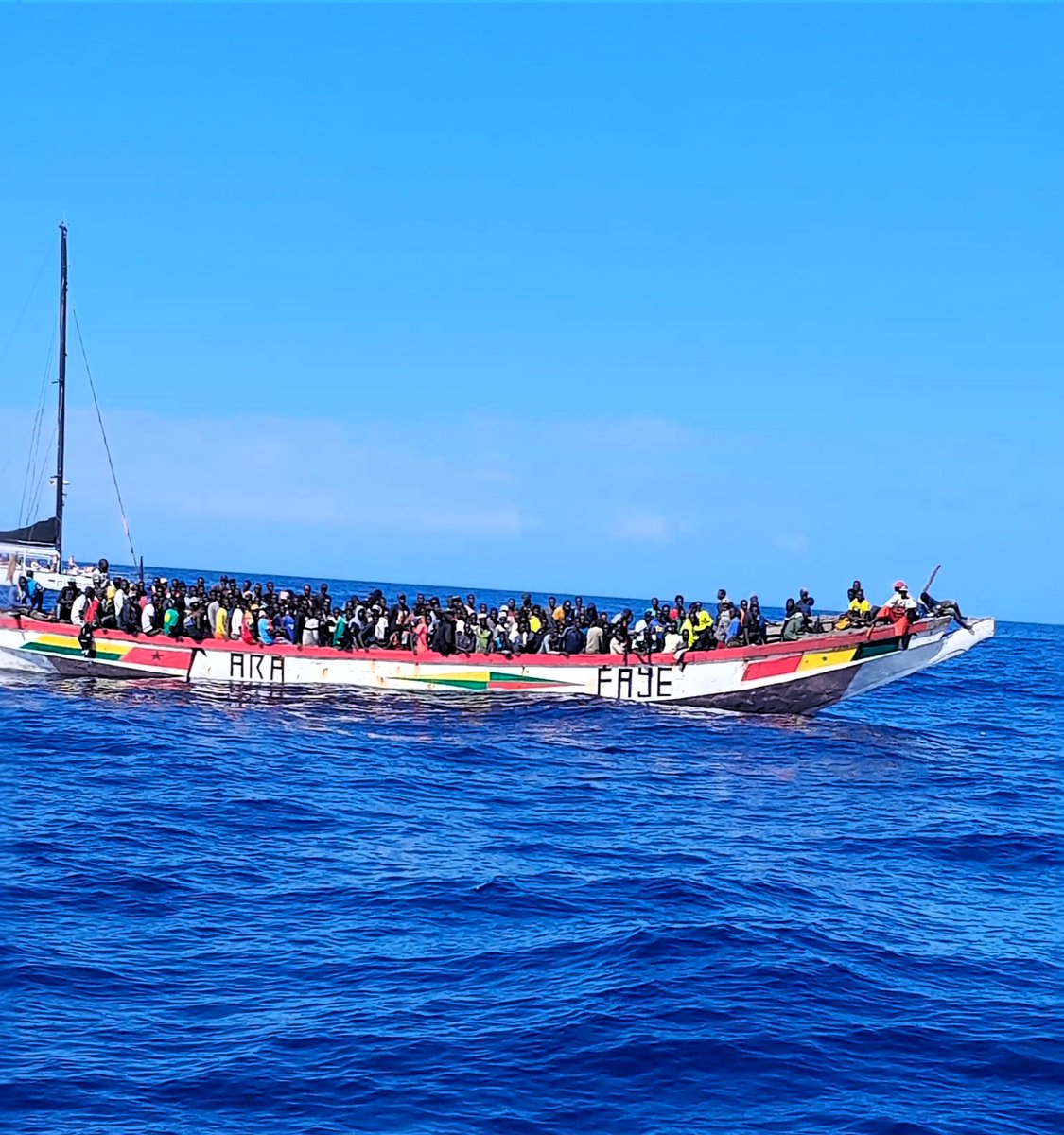 salvamentogob's tweet image. Embarcación comunica a nuestro centro #Tenerife avistamiento cayuco en proximidades #LasGalletas
Se moviliza la salvamar Alpheratz que avista el cayuco e informa que podrían ir entre 150/170 personas, en aparente buen estado.
Escolta a #LosCristianos. Recuento oficial en tierra.