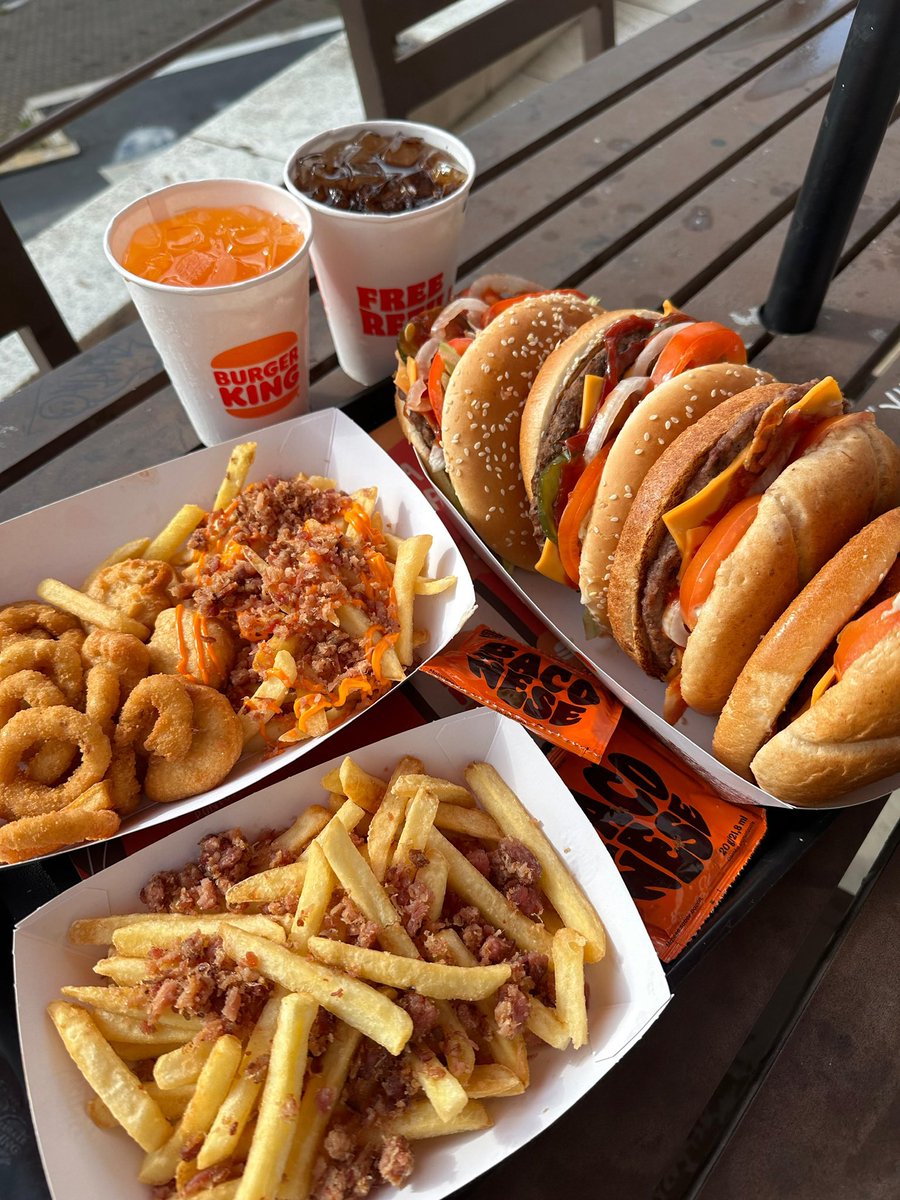 BurgerKingBR's tweet photo. solteiro sim, sozinho nunca #diadosolteiro https://t.co/Bsgb4o4pcA
