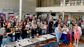 Leabhair agus acmhainní nua ó COGG i mbliana á dháileadh ar mhúinteoirí iar-bhunscoile! 
Is féidir teacht ar na hacmhainní nua ar COGG | Baile (tairseachcogg.ie) #oidgael <a href="/CoggOid/">COGG Oideachas</a> <a href="/Gaeloid/">Gaeloideachas</a> @AisTeagaiscCOGG