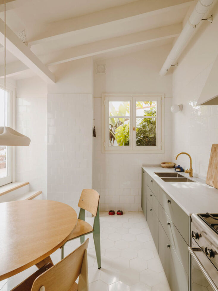 DustinMPeyser's tweet image. Kitchen of the Week: A Modern Space with a Timeless Spirit dlvr.it/TBxwcn #KitchenoftheWeek #EatinKitchens #Green #KitchenBathTile