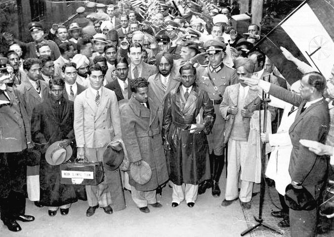 'I Day Special'-A pic shared by Ashok Kumar (son of the legendary Dhyanchand) where members of the SS and the German Army are saluting our very own Major Dhyanchand and applauding his artistry. This was after we smashed the Germans in the final &amp; with that, Hitler's theories 🇮🇳🔥