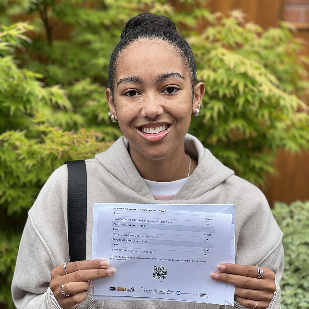 halesowencoll's tweet photo. Well done to A Level learner Makayla who has received an A in English Literature and Language, A* in Psychology and an A In Religious Studies 🙌 Makayla is now off to University of Leeds to study English Literature and Language. 

#ResultsDay #StudentSuccess https://t.co/f8ez1E1luL