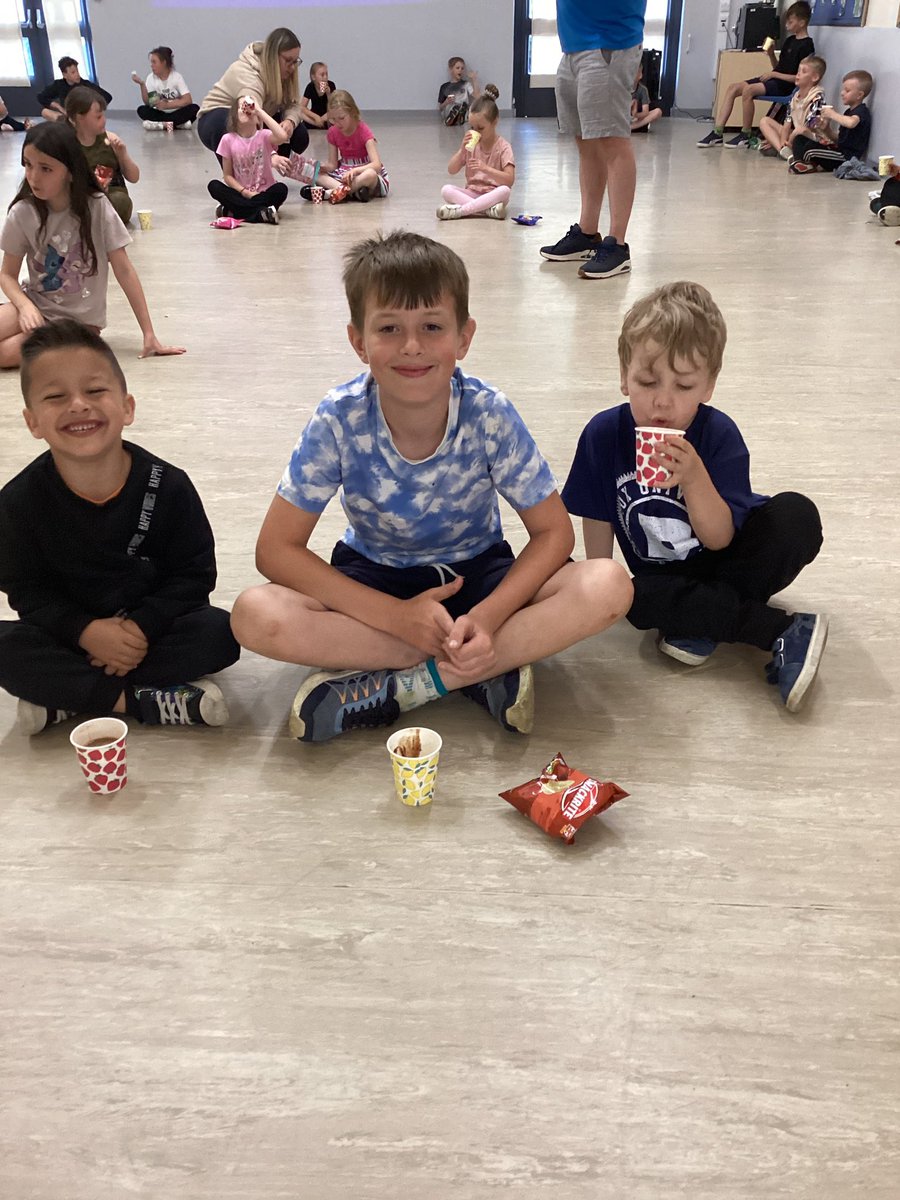 crags31's tweet photo. Finishing our holiday club with a delicious hot chocolate!
@CragsSchool 
@nexus_MAT https://t.co/f0yq31ZEMl