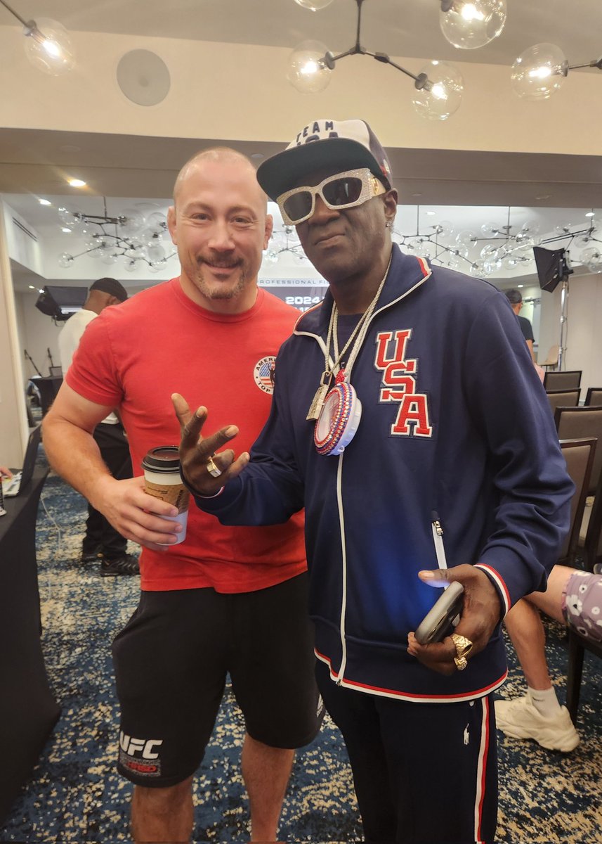 MikePierce170's tweet photo. Bumped into @FlavorFlav at the @pflmma weigh-ins. Super nice guy. He's watching his godson fight tomorrow. Best of luck! #pfl #mma #usa #attpdx https://t.co/tpc7QcFbJ4