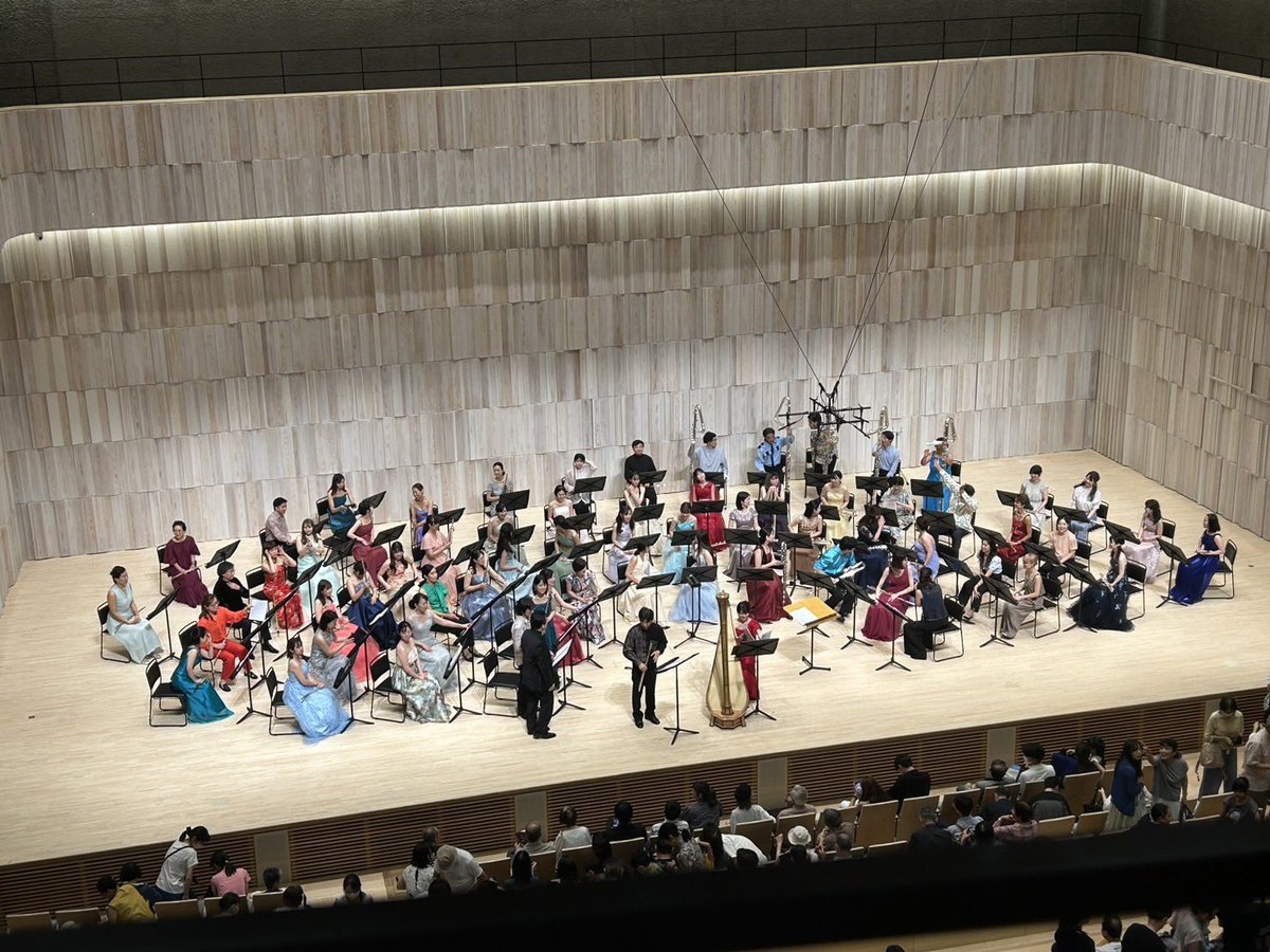 kyogei_flute's tweet photo. こんばんは🎶

昨日、大嶋先生退任記念スペシャルコンサートが終演いたしました‼️
ご来場くださった皆さま、ありがとうございました☘️
大嶋先生は京��の音楽学部長、副学長を務め、京芸の発展のためにたくさん尽力してくださいました！✨
大嶋先生のもとで学べて光栄です。
本当にお疲れ様でした！ https://t.co/yC1EEyU89u