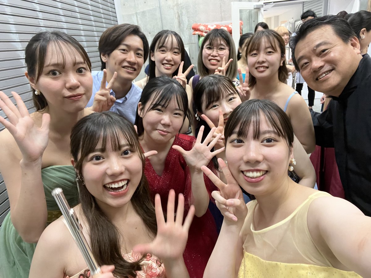 kyogei_flute's tweet photo. こんばんは🎶

昨日、大嶋先生退任記念スペシャルコンサートが終演いたしました‼️
ご来場くださった皆さま、ありがとうございました☘️
大嶋先生は京��の音楽学部長、副学長を務め、京芸の発展のためにたくさん尽力してくださいました！✨
大嶋先生のもとで学べて光栄です。
本当にお疲れ様でした！ https://t.co/yC1EEyU89u