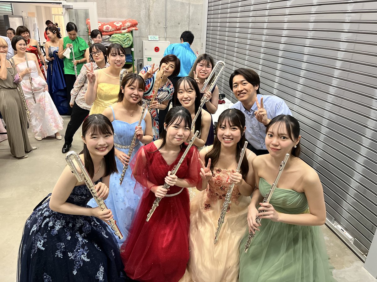 kyogei_flute's tweet photo. こんばんは🎶

昨日、大嶋先生退任記念スペシャルコンサートが終演いたしました‼️
ご来場くださった皆さま、ありがとうございました☘️
大嶋先生は京��の音楽学部長、副学長を務め、京芸の発展のためにたくさん尽力してくださいました！✨
大嶋先生のもとで学べて光栄です。
本当にお疲れ様でした！ https://t.co/yC1EEyU89u