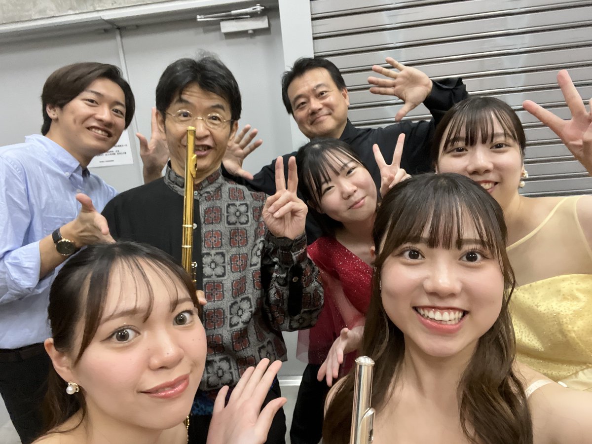 kyogei_flute's tweet photo. こんばんは🎶

昨日、大嶋先生退任記念スペシャルコンサートが終演いたしました‼️
ご来場くださった皆さま、ありがとうございました☘️
大嶋先生は京��の音楽学部長、副学長を務め、京芸の発展のためにたくさん尽力してくださいました！✨
大嶋先生のもとで学べて光栄です。
本当にお疲れ様でした！ https://t.co/yC1EEyU89u
