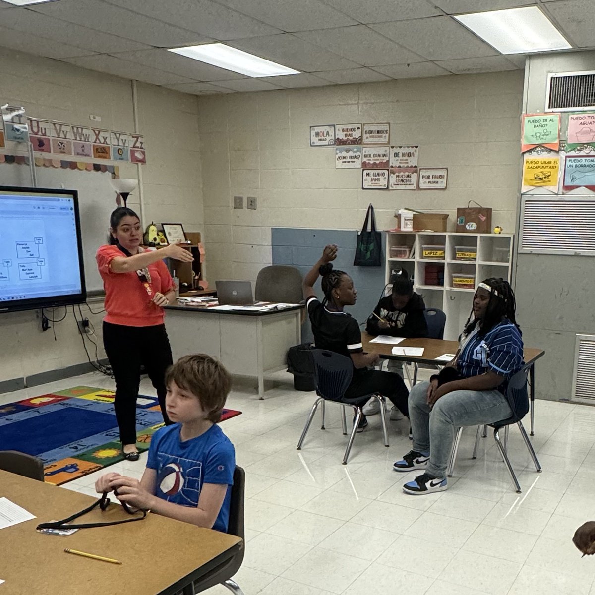 EllJayDee_AP's tweet image. CLASSROOM SPOTLIGHT: Today some of our 5th graders played ¡Bingo de Personas! in Spanish class with Ms. Hernandez to learn more about their classmates. @LemiraSchool @SumterSCSchools @Stephanie1Gregg #ALLINforSSD