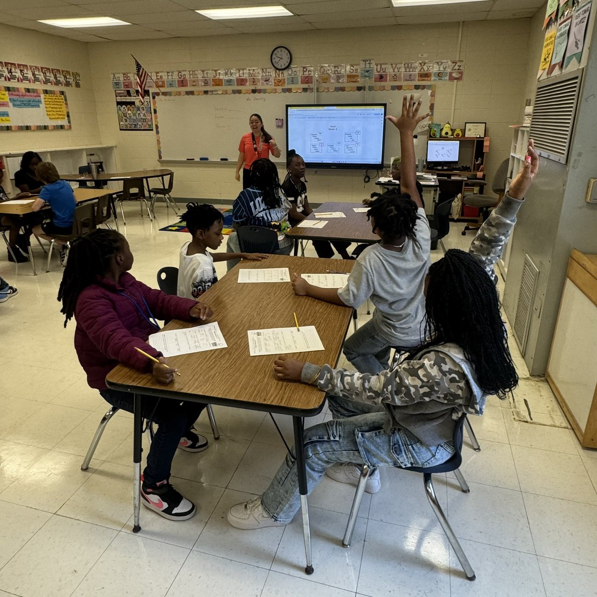 EllJayDee_AP's tweet image. CLASSROOM SPOTLIGHT: Today some of our 5th graders played ¡Bingo de Personas! in Spanish class with Ms. Hernandez to learn more about their classmates. @LemiraSchool @SumterSCSchools @Stephanie1Gregg #ALLINforSSD