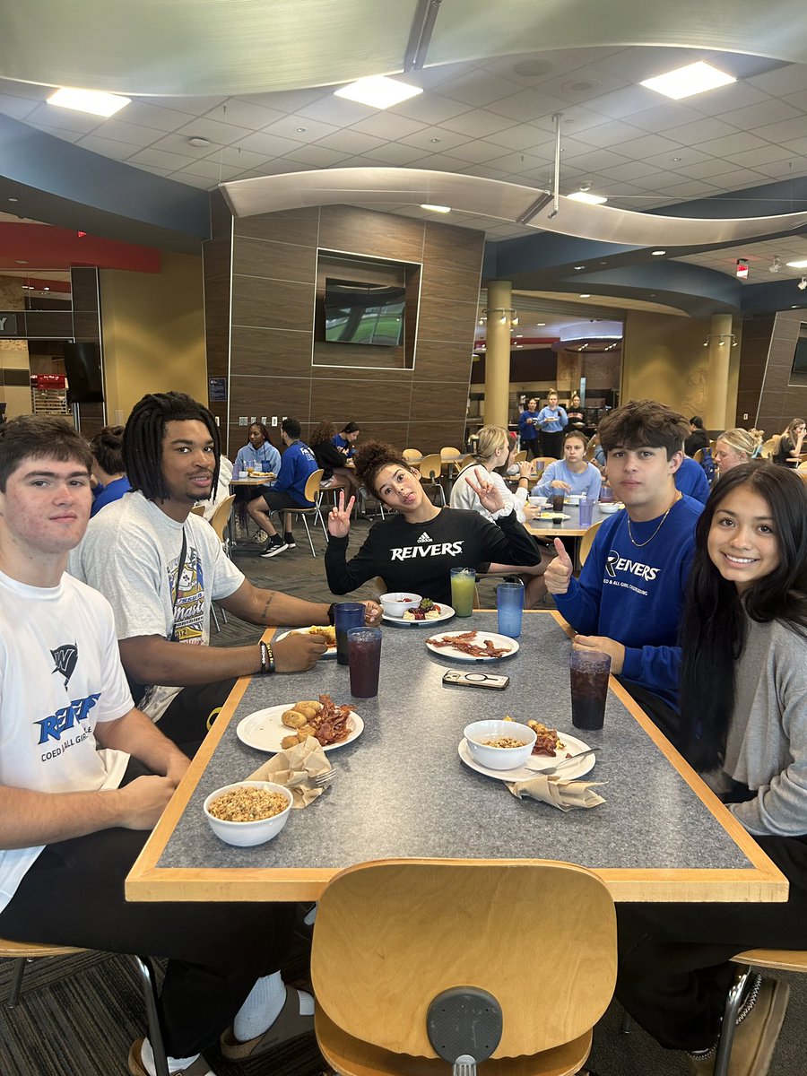 ReiverCheer's tweet photo. Team breakfast before a long weekend of training! https://t.co/LOssLpCxB0