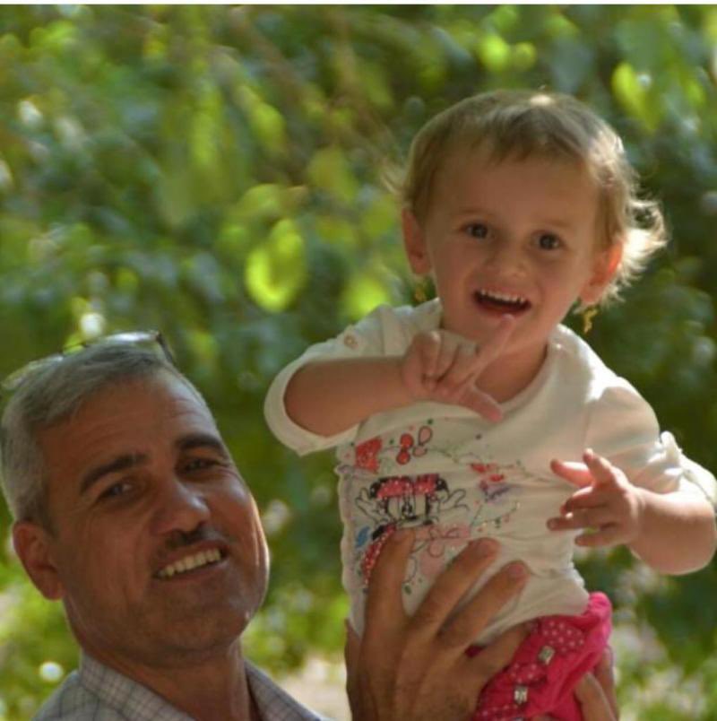 jinaparezer's tweet photo. Ezidilerin hayat hikayelerini araştırırken beni derinden etkileyen Abdullah Abbas Helef’in Sonsuz Saygıyı Hakeden Hikayesini size anlatmak istiyorum. 

Helef, 2 kız 4 çocuk babası. Bal ticareti ile 400 ezidi kadını kurtarmak için servetini harcayan biri. ++ https://t.co/ZDUF3VWQFA