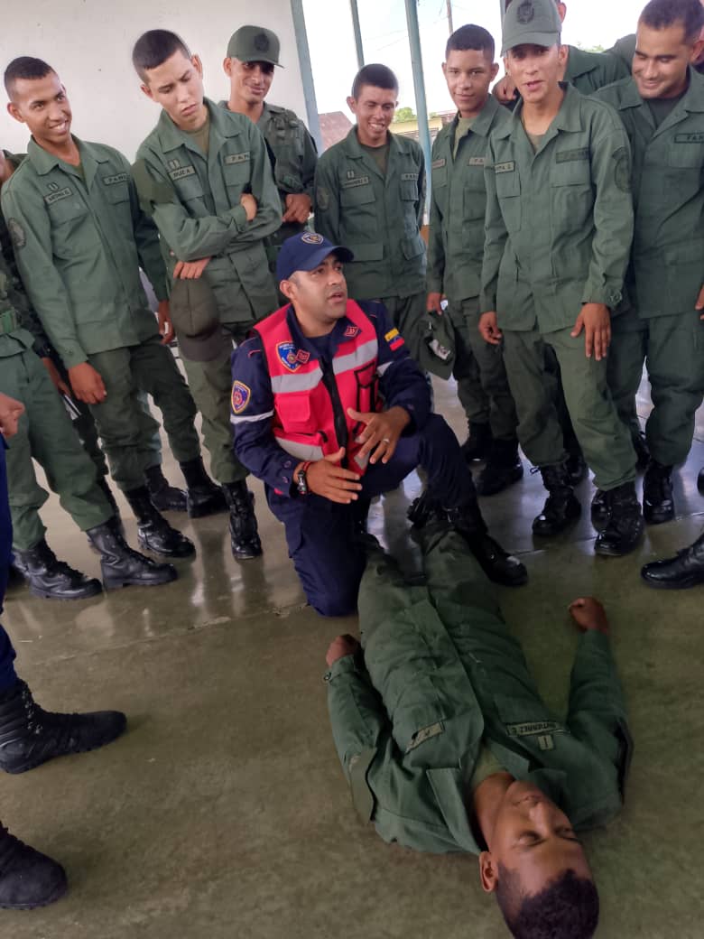 GrimZulia10's tweet image. La @GrimZulia10, bajo la dirección del G/B Elvis Mauro Camargo Rivero Director del @IncesmilDC, y en unión con los  "Bomberos Bachaquero" dió inicio al Perfil Productivo: Orientador familiar y de gestación.
UC. Primeros Auxilios. Al personal Militar del  @CefieEj .