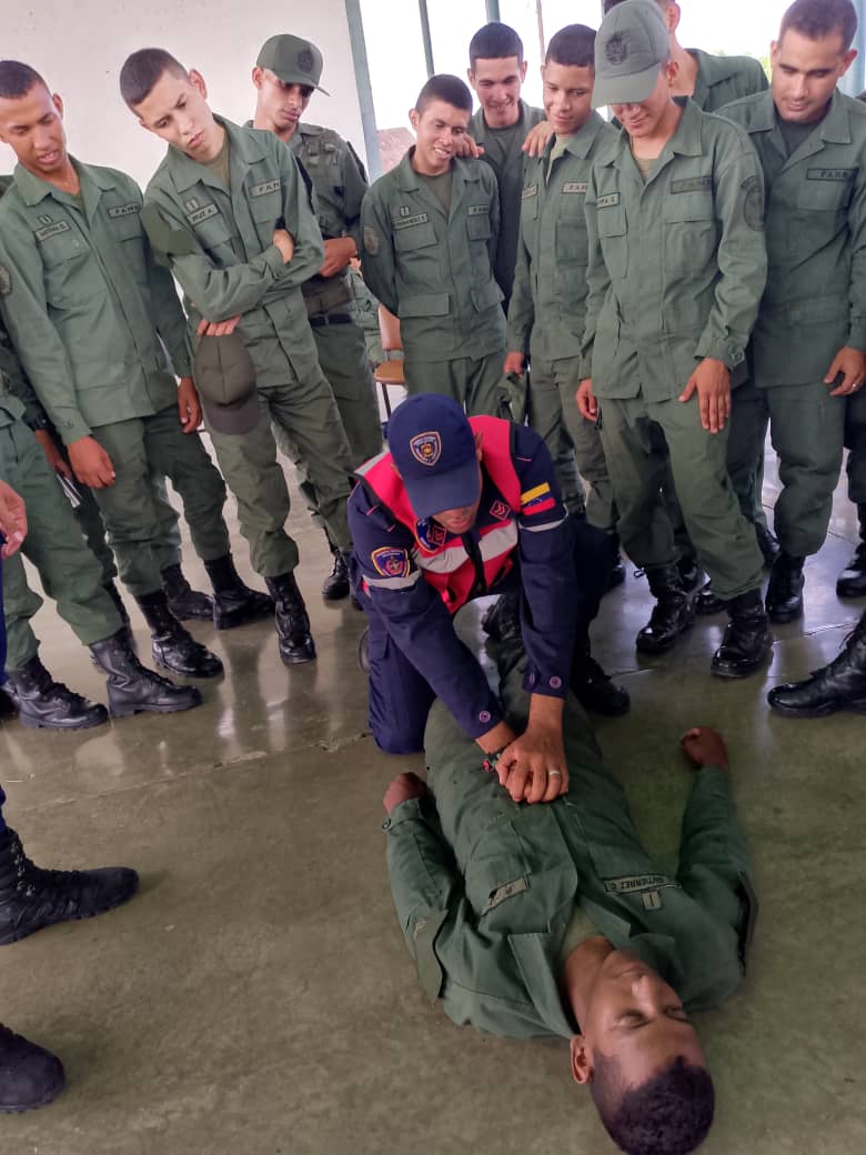 GrimZulia10's tweet image. La @GrimZulia10, bajo la dirección del G/B Elvis Mauro Camargo Rivero Director del @IncesmilDC, y en unión con los  "Bomberos Bachaquero" dió inicio al Perfil Productivo: Orientador familiar y de gestación.
UC. Primeros Auxilios. Al personal Militar del  @CefieEj .