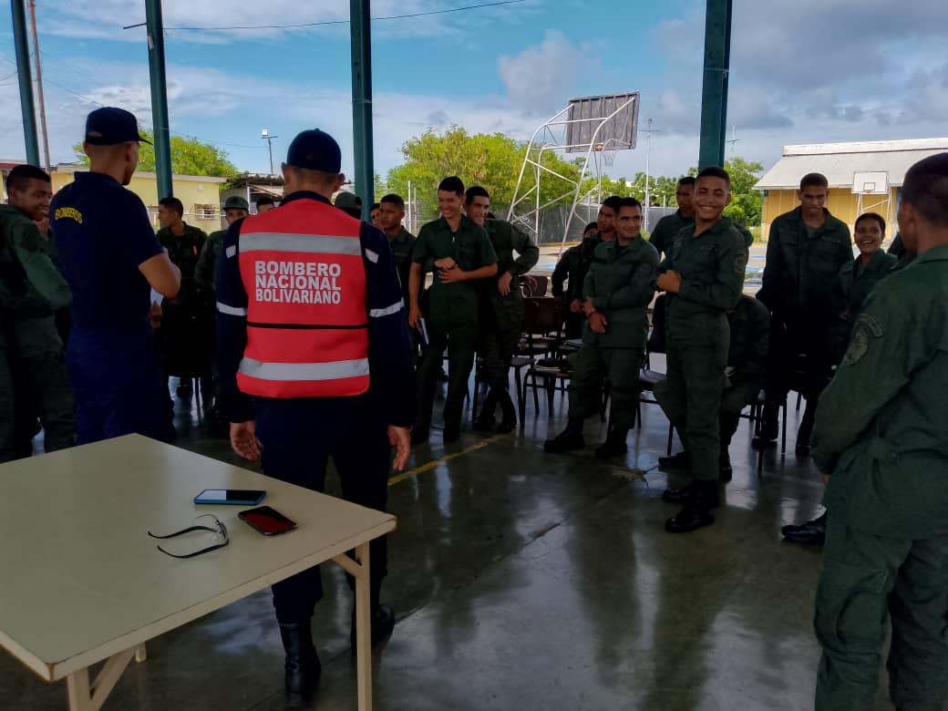GrimZulia10's tweet image. La @GrimZulia10, bajo la dirección del G/B Elvis Mauro Camargo Rivero Director del @IncesmilDC, y en unión con los  "Bomberos Bachaquero" dió inicio al Perfil Productivo: Orientador familiar y de gestación.
UC. Primeros Auxilios. Al personal Militar del  @CefieEj .