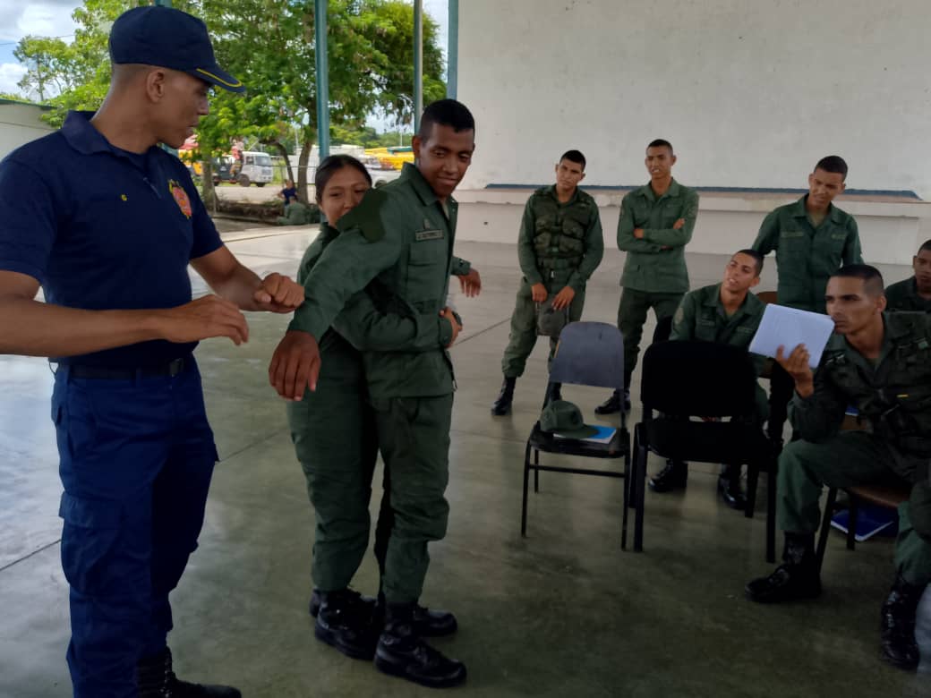 GrimZulia10's tweet image. La @GrimZulia10, bajo la dirección del G/B Elvis Mauro Camargo Rivero Director del @IncesmilDC, y en unión con los  "Bomberos Bachaquero" dió inicio al Perfil Productivo: Orientador familiar y de gestación.
UC. Primeros Auxilios. Al personal Militar del  @CefieEj .