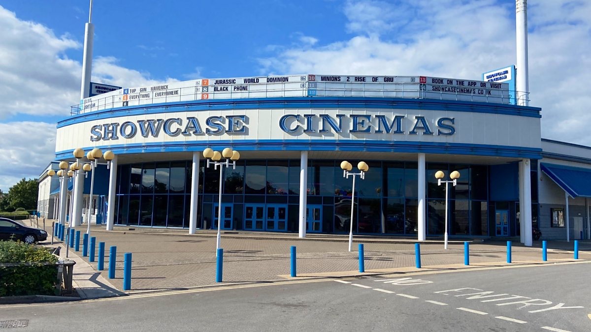 I love the clear skies above this picture of showcase and in particular their lovely blue colour!  Seems much nicer place there than twitter so let’s give it a go