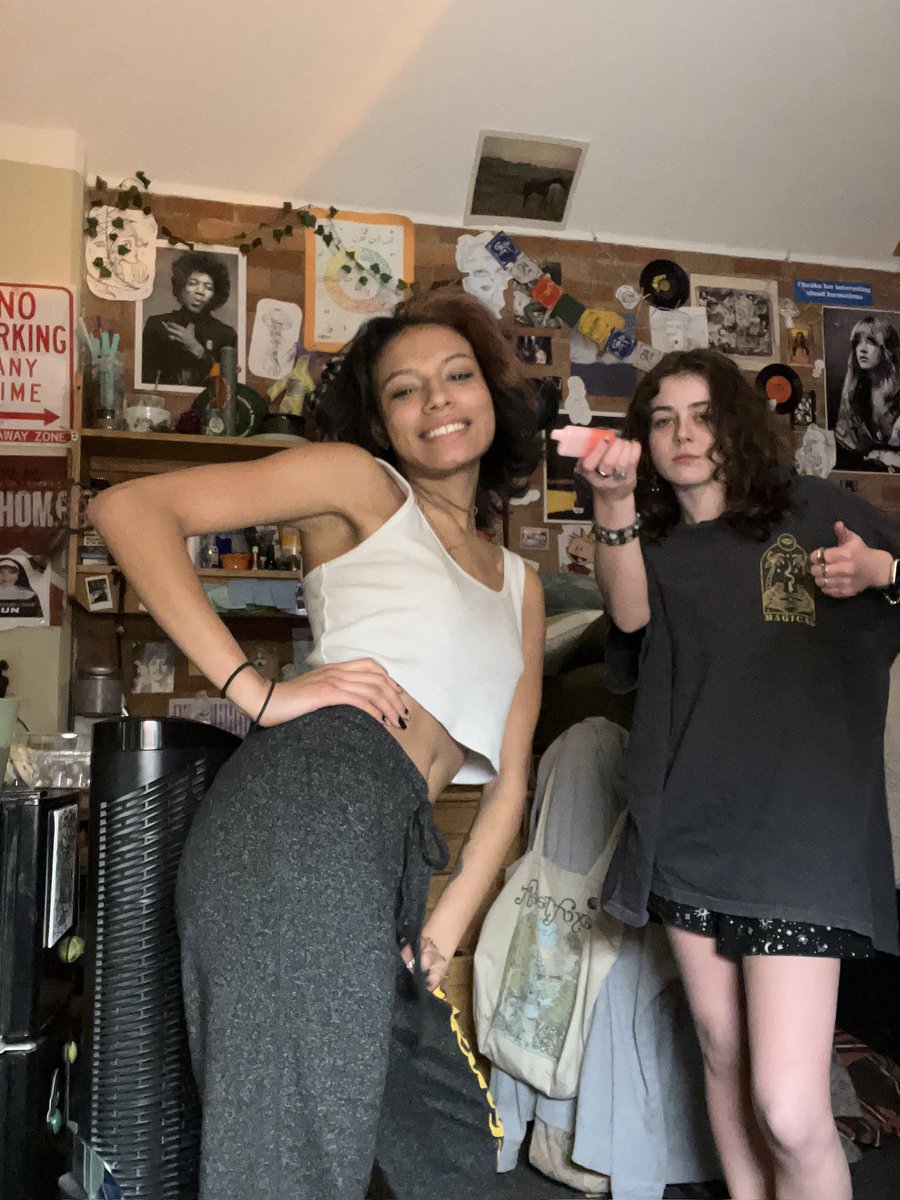 DRENROS's tweet photo. Happy birthday??? You’re old??? @grace_umm https://t.co/ZfYqNNtQIz