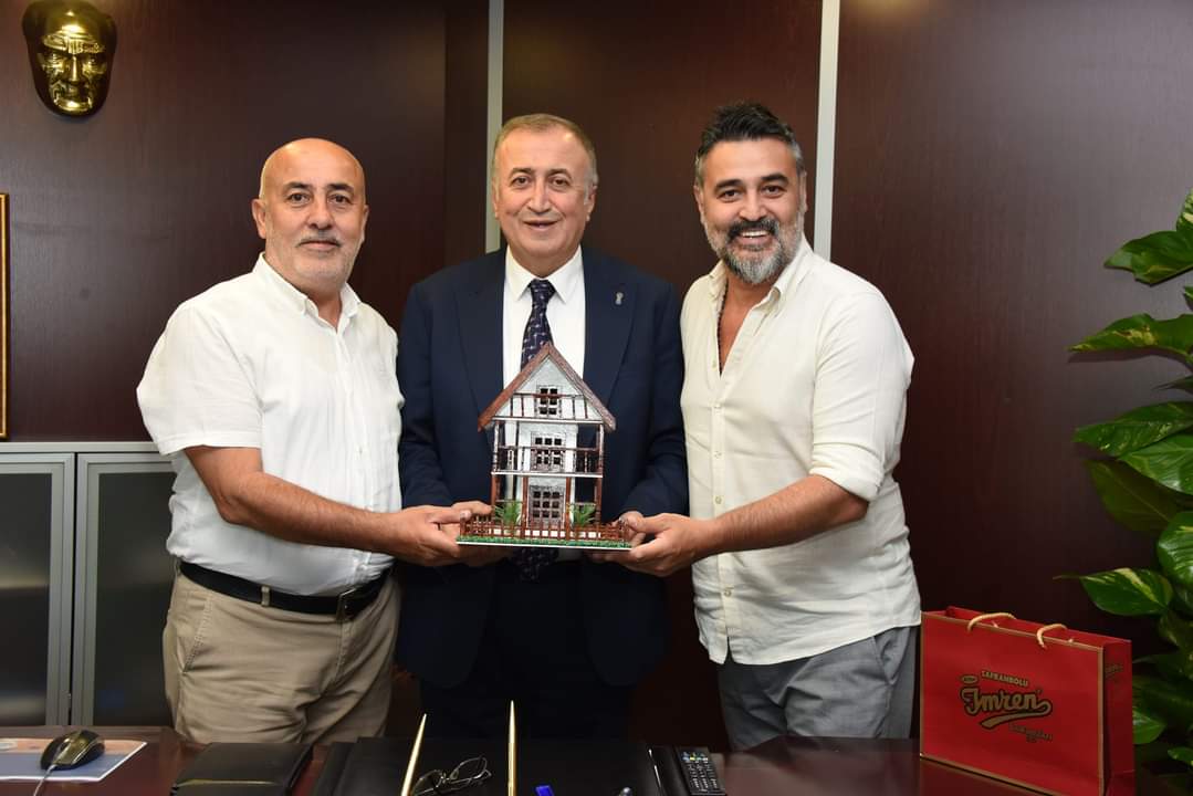 Türkiye Esnaf ve Sanatkarlar Konfederasyonu (TESK) Başkan vekilliğine getirilen Türkiye Fırıncılar Federasyonu Başkanı Halil İbrahim Balcı'ya Gıda Vizyon dergisi olarak hayırlı olsun ziyaretinde bulunduk.
Başkan'a bu görevinde başarılar dileriz.
<a href="/hibrahimbalci54/">Halil İbrahim Balcı</a>