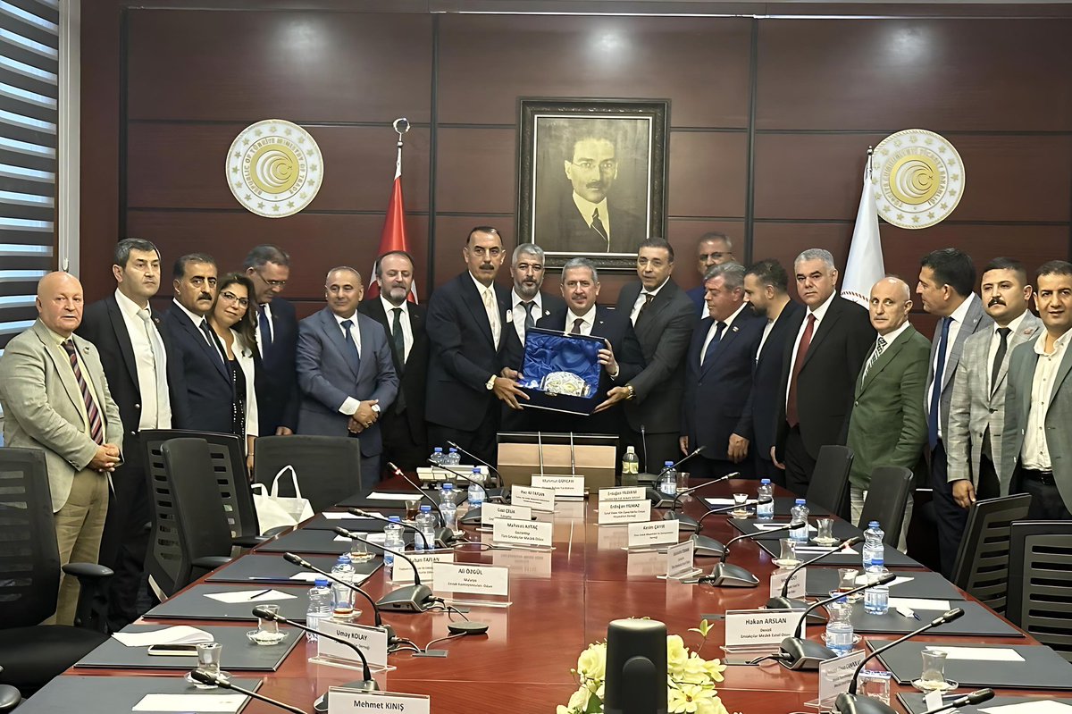 Türkiye Tüm Emlak Müşavirleri Federasyonu Yönetim Kurulu Başkanı Hacı Ali Taylan ve Federasyon Yönetim Kurulu Üyeleri ile Bakanlığımızda bir araya geldik. 

Ülkemizin lokomotif sektörlerinden birisi olan emlak sektörünün kıymetli temsilcileri ile gerçekleştirdiğimiz toplantıda