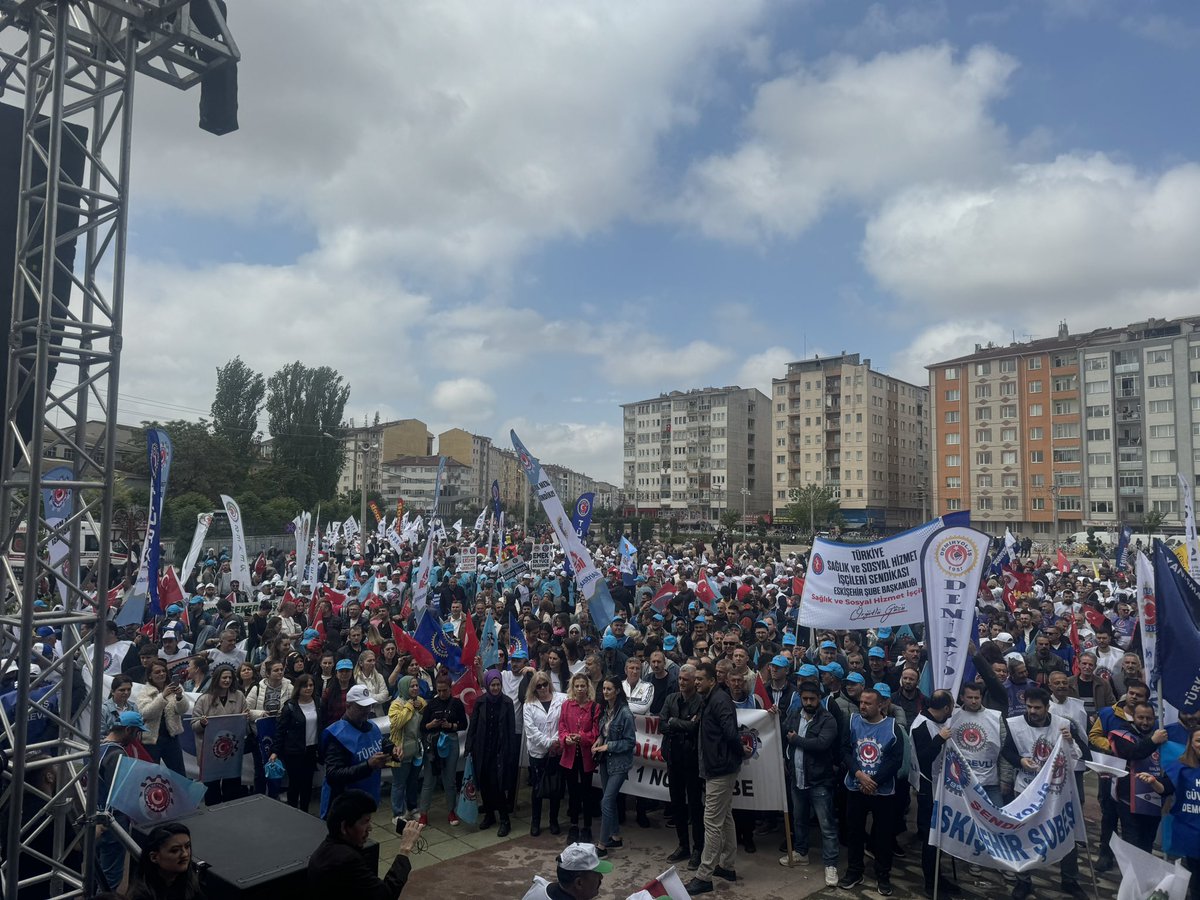 hasanatak026's tweet photo. Ücretlerimiz yoksulluk sınırında yaşanan artışa göre güncellenmeli,üzerine her çeyrekte yaşanan büyüme rakamları refah payı olarak eklenmelidir. #zordayizgecinemiyoruz https://t.co/JiNBeFthsI