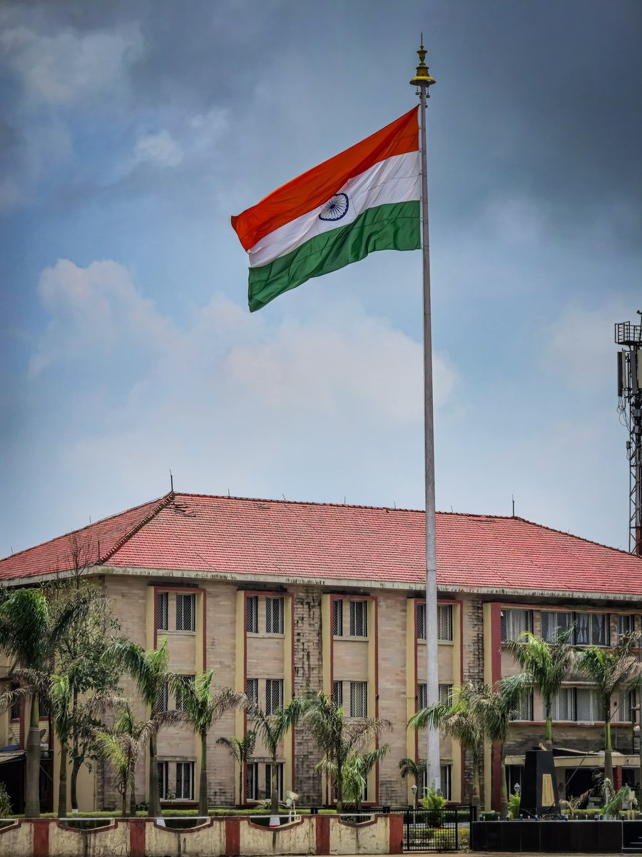 IN_INSShivaji's tweet photo. #INSShivaji honoring the spirit of freedom &amp; bravery on 78th  #IndependenceDay. 
Celebrating the legacy of our heroes today and every day. The tricolor held high, embodying our unity, pride, and unwavering commitment to the Nation.
#harghartiranga
#78Independanceday https://t.co/IjAn6xezWi