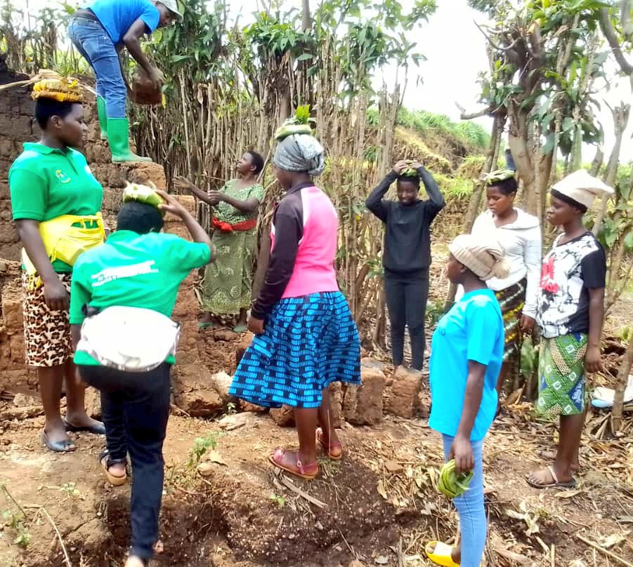 GicumbiN's tweet image. @GicumbiDistrict #Nyamiyagasector Urubyiruko rwakoze umuganda wo  wo gutunda amatafari yo Kubakira umuturage utishoboye witwa NYIRANZAMANI utuye mukagali ka #Kabeza, Hagamijwe kumukura munzu abamo itameze Neza.