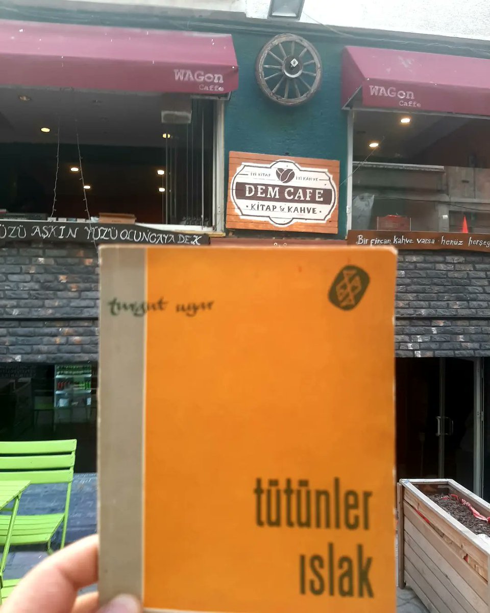 demsahaf's tweet photo. Turgut Uyar Birinci sigara içerdi,Birinci'nin tütünü biraz nemli olduğu için kitabin ismi "Tütünler Islak " https://t.co/QRmodNXkTu