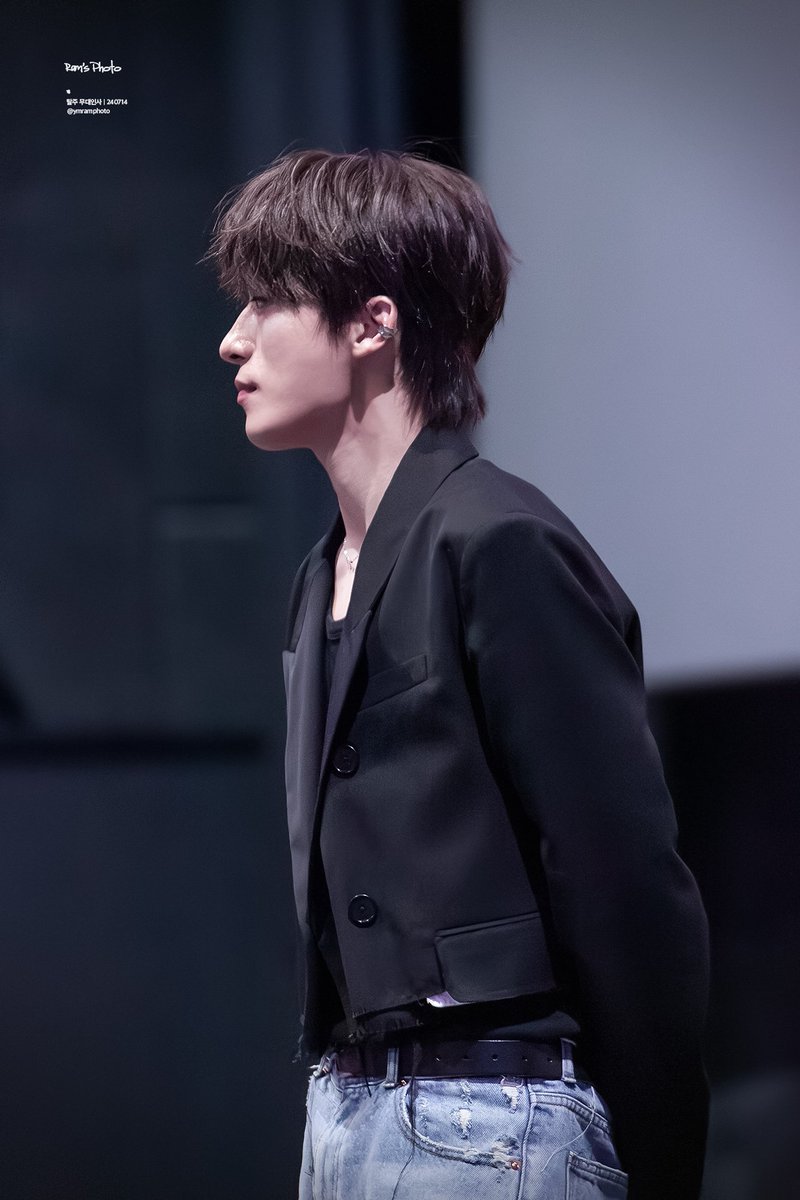 탈주 무대인사 구교환
코디가 넘 트렌디해서 안그래도 동안인데
더 동안처럼 보임 개고트해