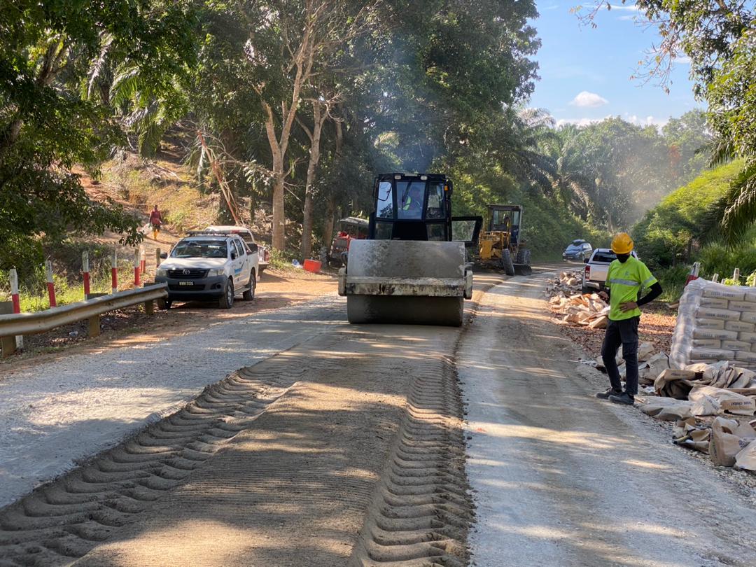 Kerja-kerja membaikpulih permukaan jalan di jalan Utama Kecau FT1506 Seksyen 14.00-16.00 (Felda Kecau) Daerah Lipis, Pahang sedang dilaksanakan. Mohon pengguna jalan raya mematuhi papantanda amaran.

<a href="/JKRPAHANG/">JKR PAHANG</a>
<a href="/IPJKR_Official/">JKR Malaysia Rasmi</a>
<a href="/followers/">はうはう</a>