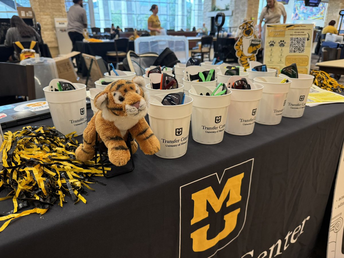 MUTransferCTR's tweet photo. Come visit Balthazar (the unofficial, official) mascot of the MU Transfer Center at Move In day 2! We’ve got free swag and resources! (Not to mention we can tell you where to get your student ID) #mizzou #mutransfercenter #wheredoigetmyid https://t.co/8ItQkzmI3c
