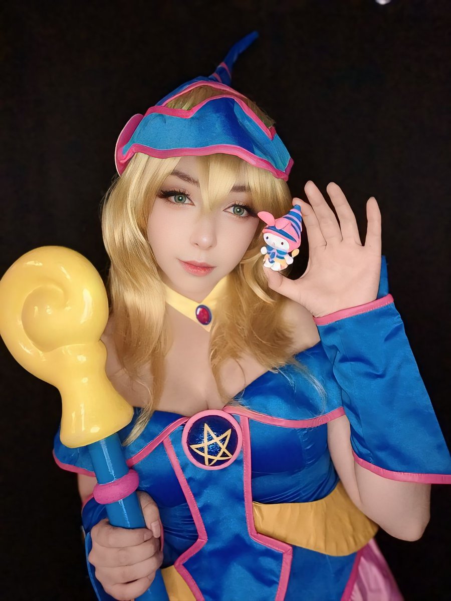 pixie_cosplay_'s tweet photo. Les traigo unas fotitos de esta hermosa colaboración entre #yugiohxsanrio 🥰
Me hubiese encantado que fuera así el juguete de la cajita feliz 🥺
#yugiohxhellokitty #yugioh #sanrio #darkmagiciangirl #darkmagiciangirlcosplay https://t.co/xxm7kzRMVj