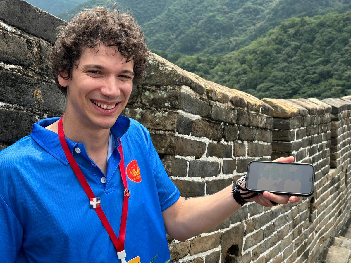 lalandechasles's tweet photo. Le blason de La Lande-Chasles s'offre la muraille de Chine pour la 3 800e photo reçue ! Grand merci à François Deyrolle, présent sur place pour le 30e Congrès de #Vexillologie #ICV30 de la Fédération internationale des associations vexillologiques #FIAV à Pékin ! BRAVO. https://t.co/augQNEgijP