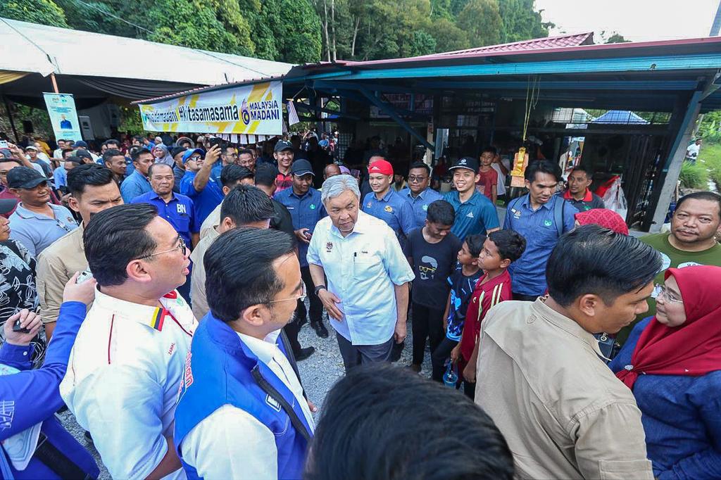 Ahmad Zahid Hamidi (@drzahidhamidi) on Twitter photo ๐๐๐ซ๐๐ฌ๐ฆ๐ข๐๐ง ๐๐๐ซ๐ข ๐๐๐ซ๐๐ฎ๐ค๐ ๐๐๐๐๐ ๐๐๐ซ๐ข๐ง๐ ๐ค๐๐ญ ๐๐๐ ๐๐ซ๐ข ๐๐๐ฅ๐๐ง๐ญ๐๐ง ๐๐๐ก๐ฎ๐ง ๐๐๐๐
Seterusnya, saya ke Kg. Kala Star, Gua Musang untuk merasmikan Hari Terbuka RISDA Peringkat Negeri Kelantan Tahun 2024. Program ini merupakan manifestasi ๐๐๐ซ๐๐ฌ๐ฆ๐ข๐๐ง ๐๐๐ซ๐ข ๐๐๐ซ๐๐ฎ๐ค๐ ๐๐๐๐๐ ๐๐๐ซ๐ข๐ง๐ ๐ค๐๐ญ ๐๐๐ ๐๐ซ๐ข ๐๐๐ฅ๐๐ง๐ญ๐๐ง ๐๐๐ก๐ฎ๐ง ๐๐๐๐
Seterusnya, saya ke Kg. Kala Star, Gua Musang untuk merasmikan Hari Terbuka RISDA Peringkat Negeri Kelantan Tahun 2024. Program ini merupakan manifestasi