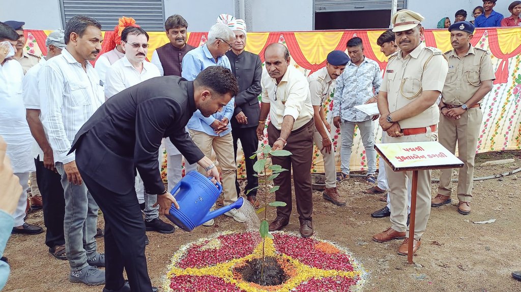 NDDHULA's tweet photo. આજે સ્વતંત્રતાના ૭૮માં વર્ષમાં મંગલ પ્રવેશ સાથે  સુરેન્દ્રનગર જિલ્લાના વઢવાણ સબ ડિવિઝનના લખતર તાલુકામાં એ.પી.એમ.સી. મેદાન , લખતર ખાતે માન. કલેકટરશ્રીની અધ્યક્ષતા હેઠળ જિલ્લા કક્ષાના "સ્વતંત્રતા પર્વ"ની ઉજવણી કરવામાં આવી.
@CollectorSRN
@DDOSURENDRANAGR
@CMOGuj https://t.co/lb8YY8pGoZ