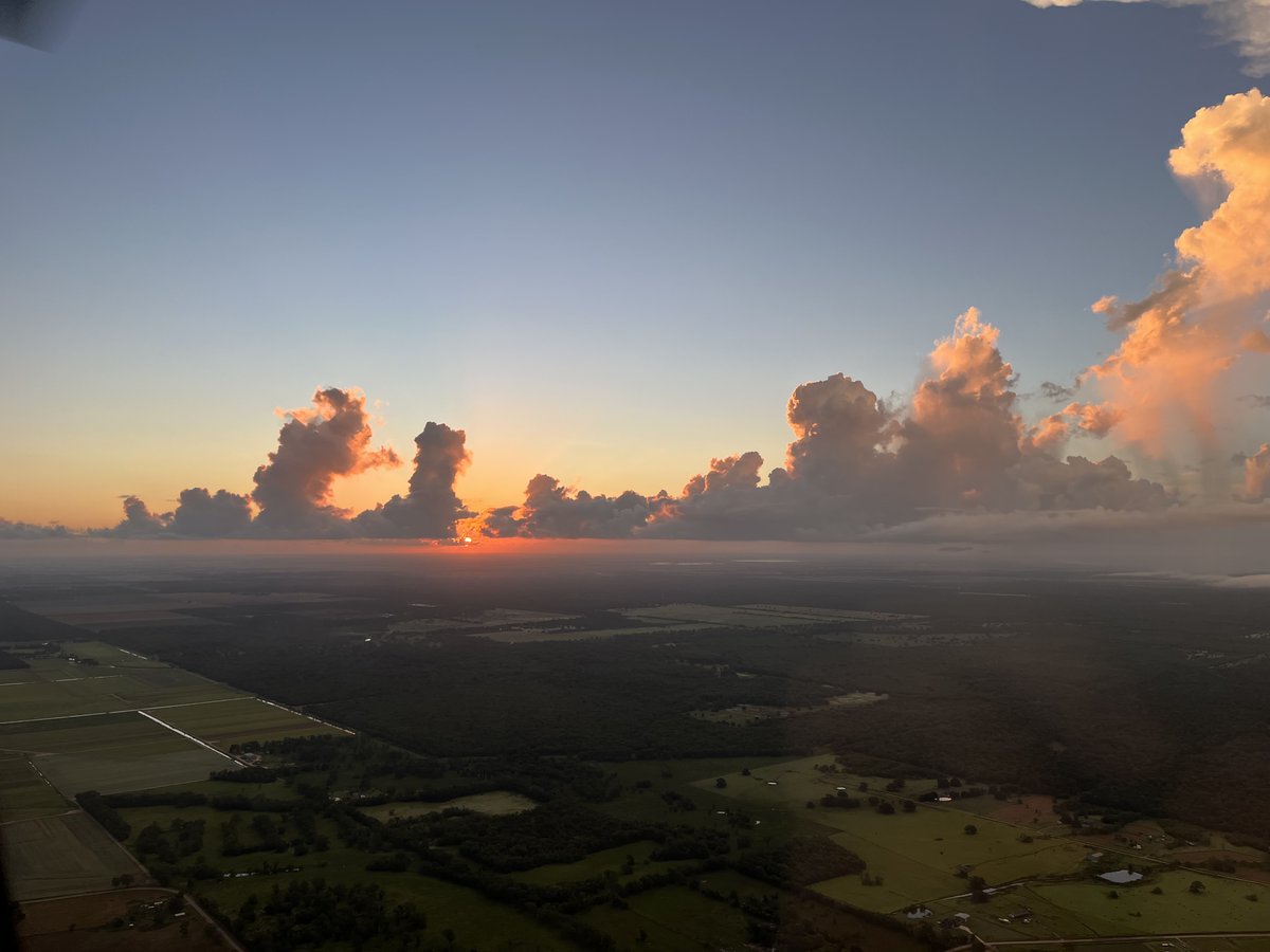 phi_richmond's tweet photo. Beautiful sunrise flight today. โค๏ธ ๐
๐
#PHIhealth #flightparamedic #flightnurse #PHImedical #HereForYou #phicares #lifeflight #AirMedical #EMS #sunrise https://t.co/4giZD8uRMH
