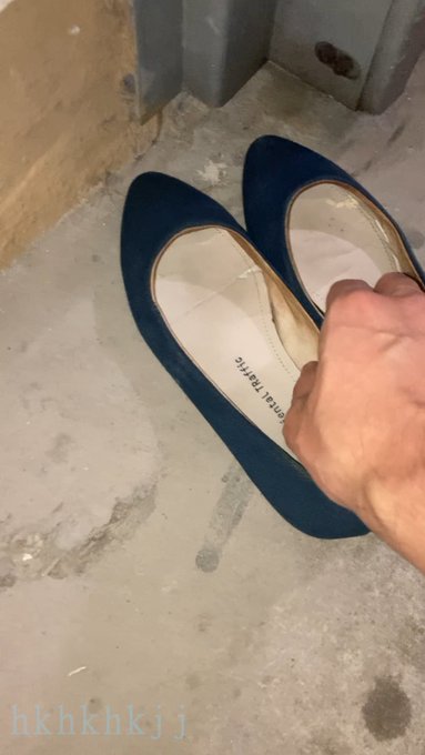 [掃樓系列]到表妹家住一段時間-藍色平底鞋  某原因到表妹家住一段時間, 原來她每天都會把鞋子放在門外, 當然要找機會帶到樓梯裡射滿它的平底鞋, 讓她好好穿上班.哈哈,不過不會出她生活照,抱歉. 預覽片:<a href="/tag/%E5%8E%9F%E5%91%B3"class="tags"><span>#原味</span></a><a href="/tag/cumshoes"class="tags"><span>#cumshoes</span></a><a href="/tag/%E6%89%AB%E6%A5%BC"class="tags"><span>#扫楼</span></a><a href="/tag/%E6%89%93%E8%83%B6"class="tags"><span>#打胶</span></a><a href="/tag/%E5%B0%84%E9%9E%8B"class="tags"><span>#射鞋</span></a>