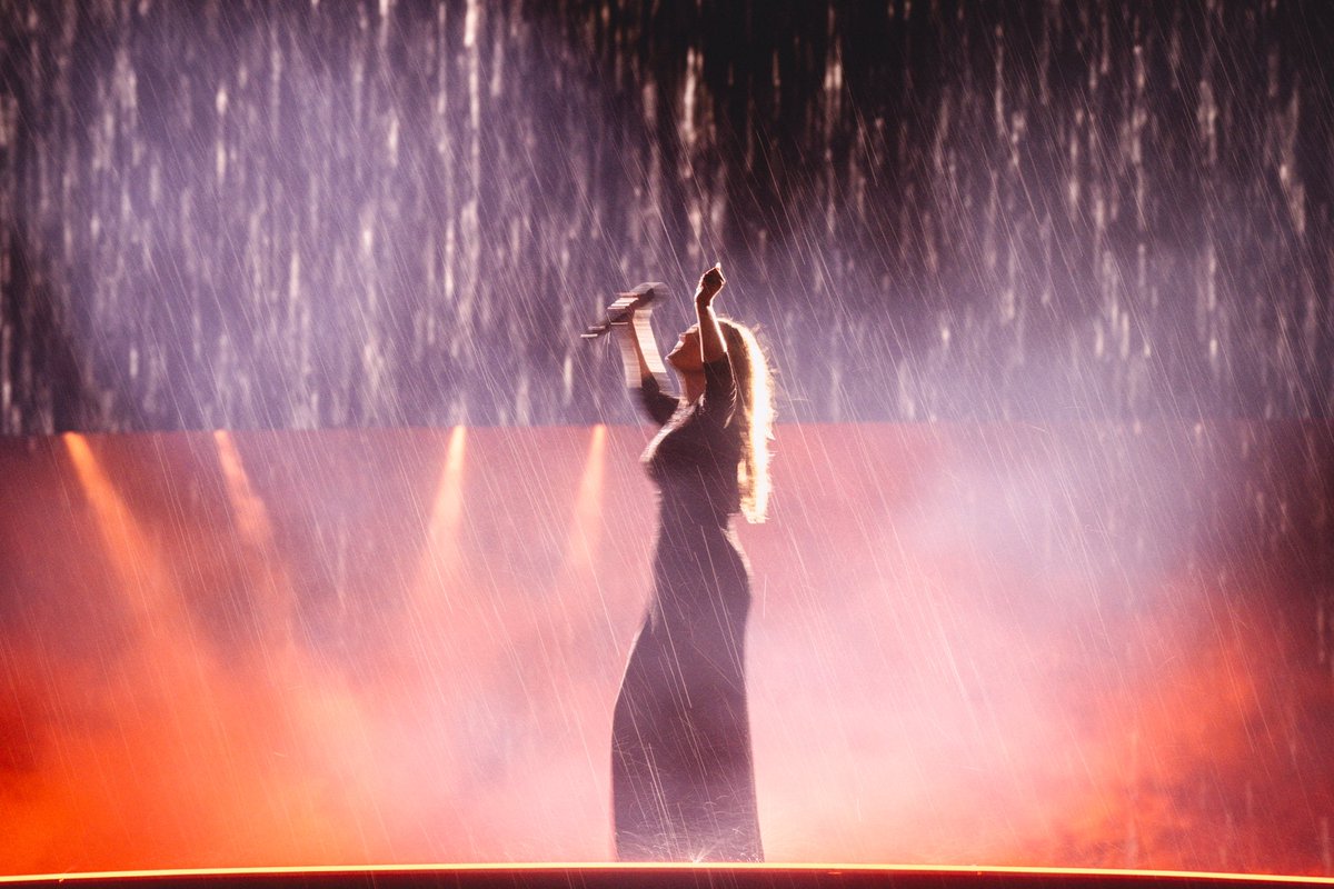 Adele's tweet photo. Munich Night 5 https://t.co/z4MYCMH7Lv