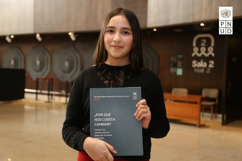 PNUDChile's tweet photo. 🏆 Constanza Martínez Cerda (12 años) es la ganadora del Premio "El Placer de Oír Leer" @FIbanezAtkinson, transmitido por @NTVChile, y fue protagonista de la ceremonia de lanzamiento del Informe sobre #DesarrolloHumano en #Chile 2024.

📺 Evento completo: https://t.co/J87D4RdlC4 https://t.co/vNrmhYeKd3