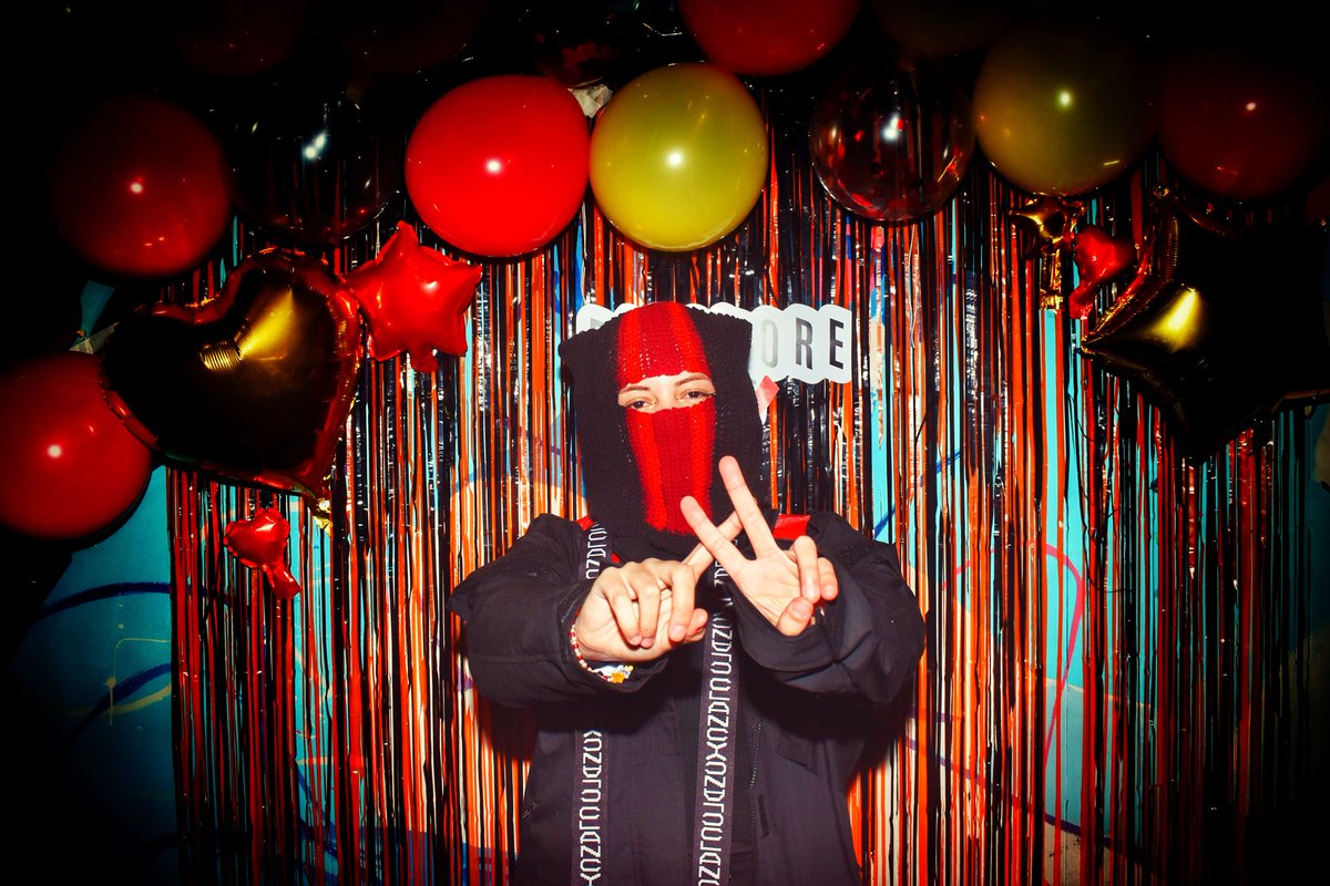 camitaylorsvrsn's tweet photo. pardon my delay
soy camillica, bs as, escucho tøp desde 2018, mis álbums favs son vessel/trench, canciones fav oldies station,slowtown,glowing eyes, etc,, los vi en 2019 y 2023, ah y me tatué hace poco la frase de migraine

y esa soy yo en la paramore fest :p

#IntegracionTopArg https://t.co/t1cBb7yr2G