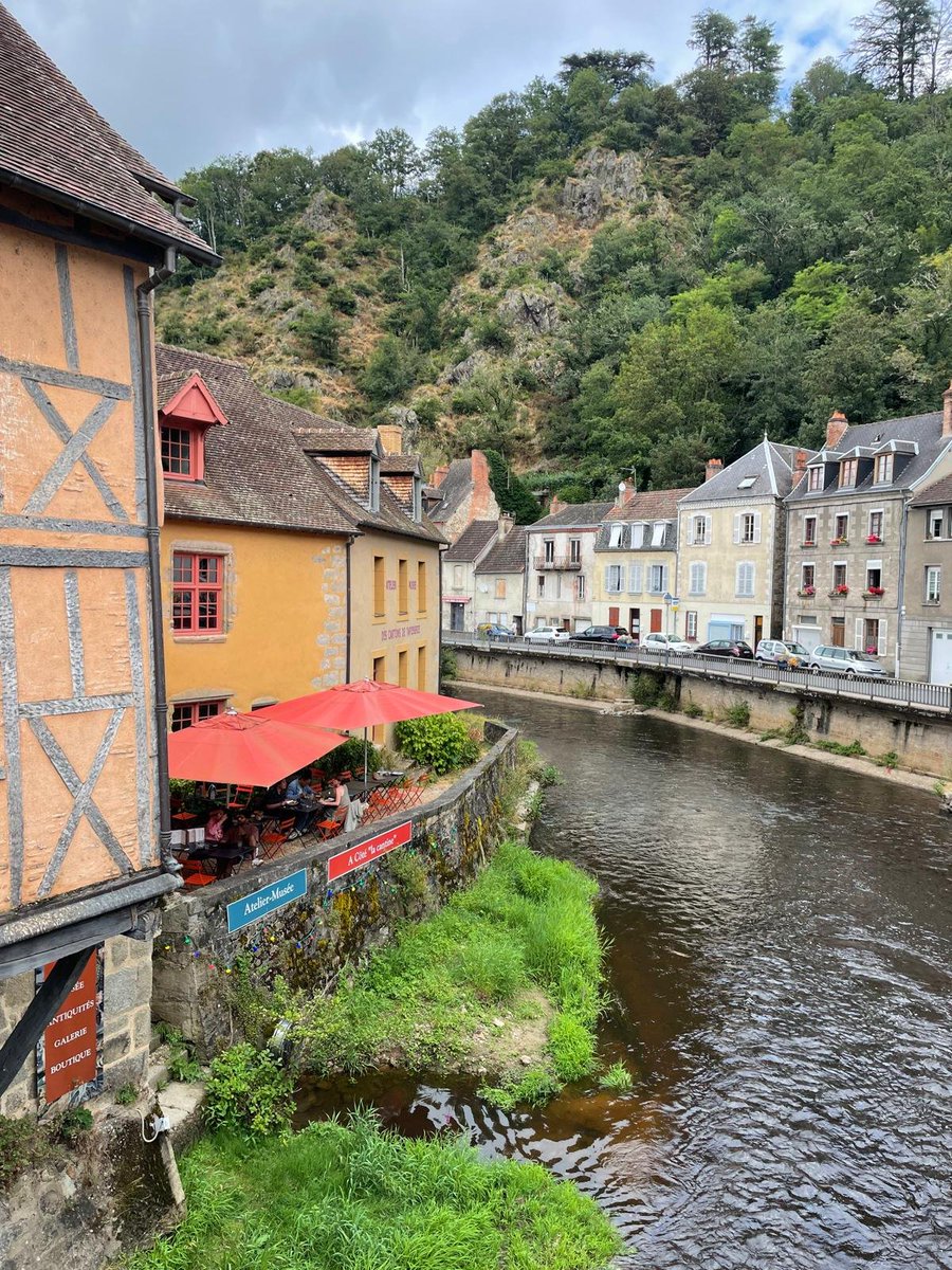 UFOB_'s tweet photo. While I spend my holiday in the beautiful Limousin in France, let's share some French cases! There have been so many over the years! 

Thread⬇️

#ufox #ufob #ufotwitter https://t.co/7r3dcdRd7Z
