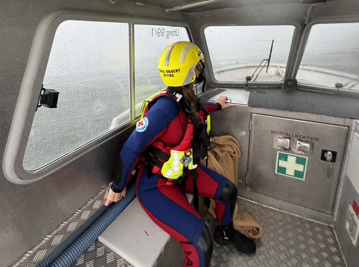 WaWaUtting's tweet photo. Extremwetter überrumpelt Wassersportler - #Wasserwacht rettet 10 Personen aus Seenot auf dem #Ammersee
Bericht:
https://t.co/oioDuy192y https://t.co/p4NCIVF4F1