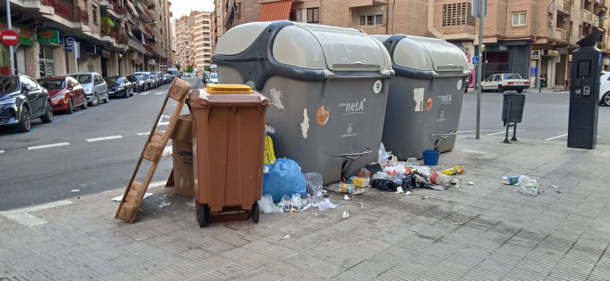 maneltec's tweet photo. #HolaLleida_CAT🤠 #JubilatGaudintDeLaVida 😜 
#CaminantPerLleida 🚶 
Ei, @paerialleida 🤫 
Això és molt penòs 
Segons el vostre cap, el nostre #PaerEnCap 😔 #JoSócEnFaltón 🥴
"Trepitjant 💩 Incrustada"
#Barri_A_Barri neteja x avui deixadesa x demà 😡
@LleidaB
@amicsdelalletja https://t.co/L4ZvFjjFCO
