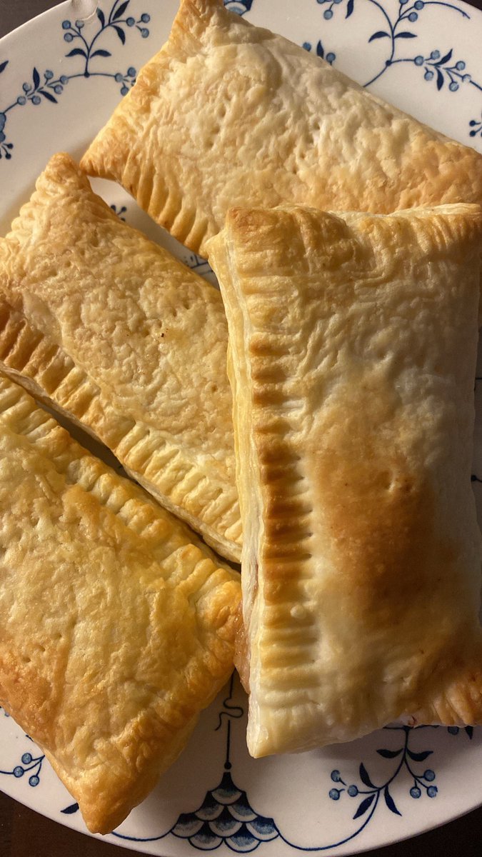 Dottern ville baka äppelpaj a’la McDonalds. Klar vi skulle testa. 
Blev väldigt goda 😍