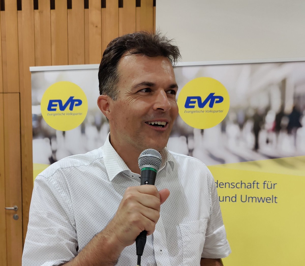 Trotz der Komplexität der BVG-Reform lässt sich EVP-Nationalrat <a href="/MarcJost/">Marc Jost</a> die gute Laune nicht verderben. Er plädiert an der #DVEVPBE für @JA_BVG. Die Vorlage ist nicht perfekt, aber die Vorteile überwiegen klar die Vorbehalte. #Abst24