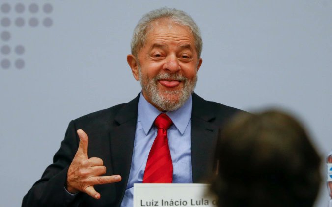 Lula propone que las elecciones en Venezuela se realicen "otra vez", luego que millones de personas arriesgaron su vida (y murieron). Tengo una propuesta mejor para este viejo de mierda inflado a leche: que cuando pase el camión de la basura, corra y se meta de clavado adentro.